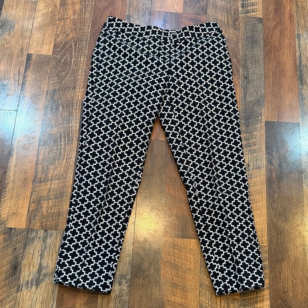 White House Black Market Geometric Black and White Chinos 4 (6002)